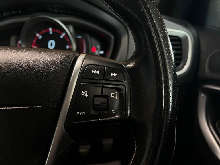 2015 Volvo V40 D2 R DESIGN 5dr HATCHBACK DIESEL Manual