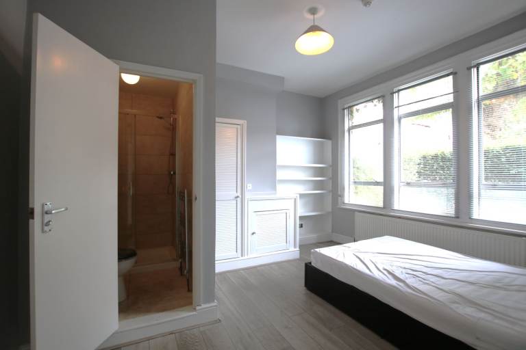 Room To Rent | Bills Included | Available Now | Cricklewood | En-suite 