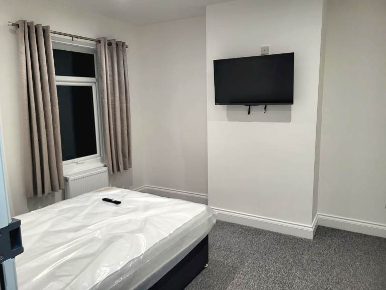 Large Modern Rooms to Let next to Dorset County Hospital