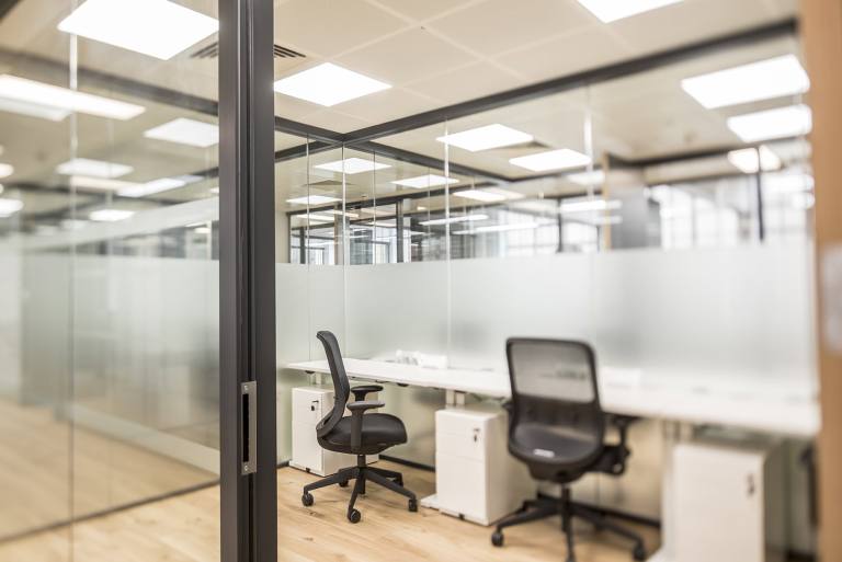 London - E14 4QZ \ Small Office Ready for Immediate Use