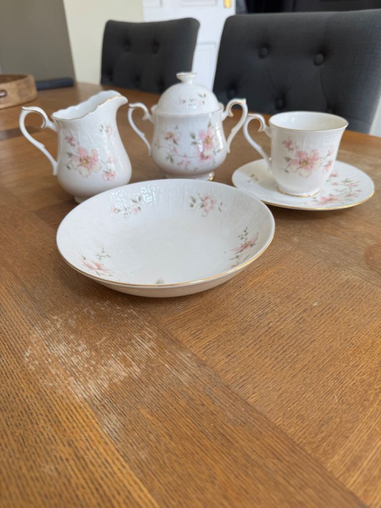 Royal Albert For All Seasons, Breath of Spring 6 place Dinner Service