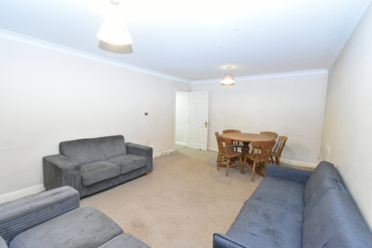 2 bedroom flat in Sheepcote Road, HA1