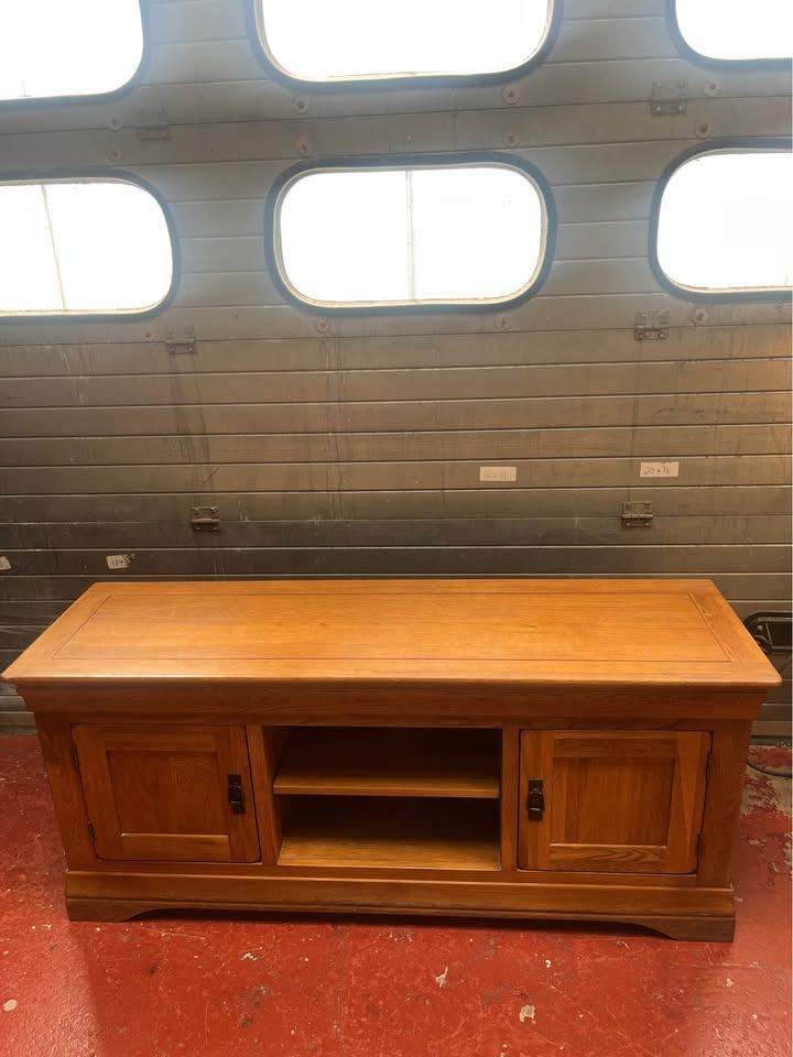 Solid oak farmhouse TV stand - repair / upcycle
