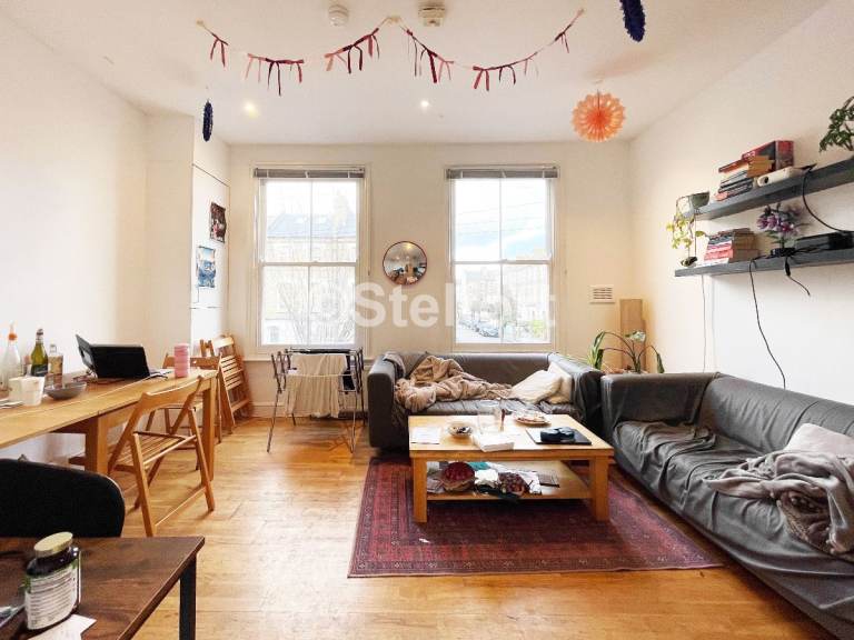 4 bedroom flat in Roden Street, London, N7