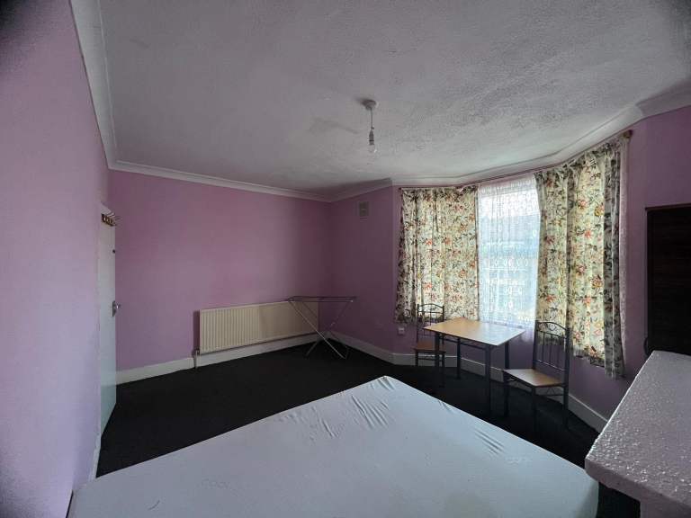 Spacious flat forest gate E7