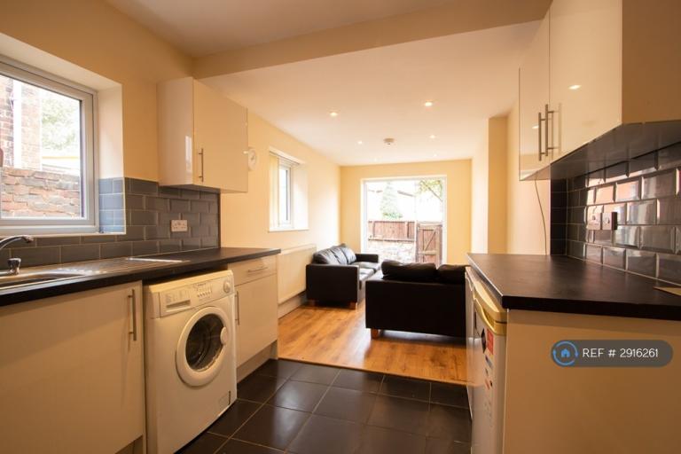 4 bedroom house in Milton Road, Southampton, SO15 (4 bed) (#2916261)