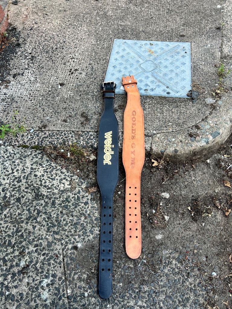 2 weight lifting belts 