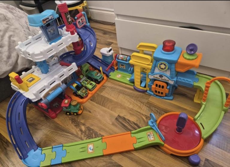 VTech Toot-Toot Drivers Garage & Car Wash Playset Bundle