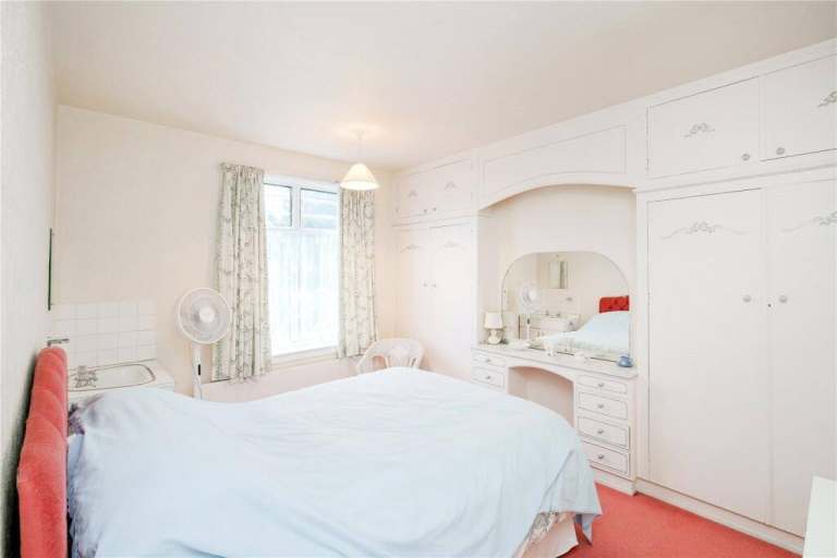 Double Room, only 5mins walk from station, Central Line