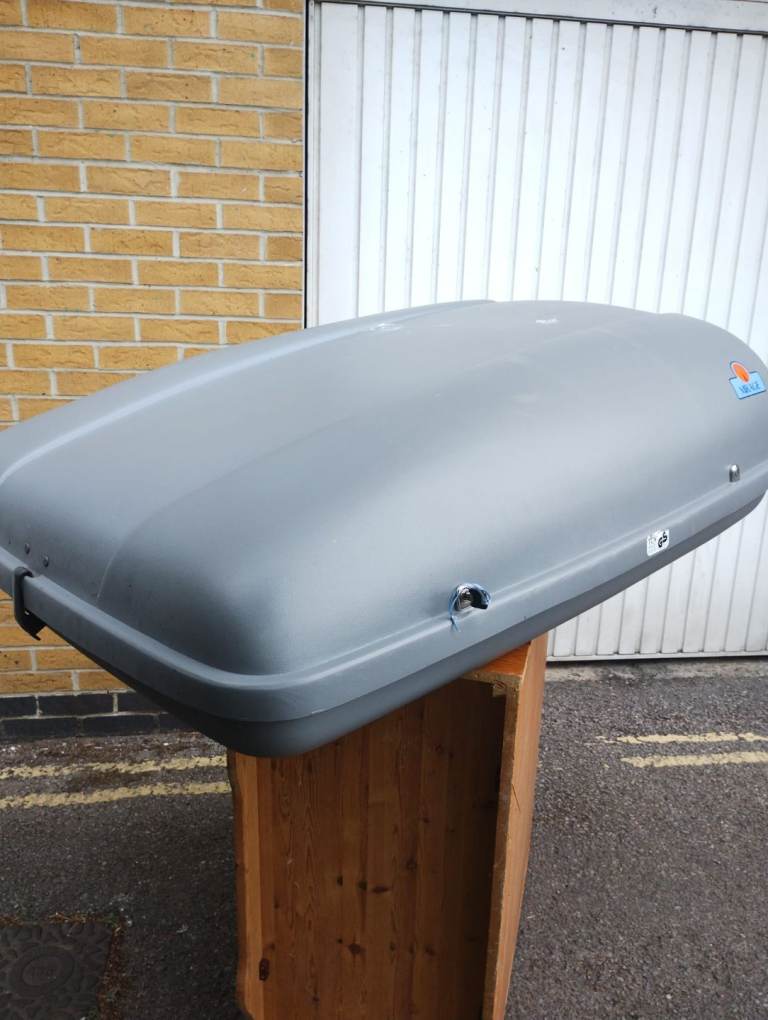 Car roof box