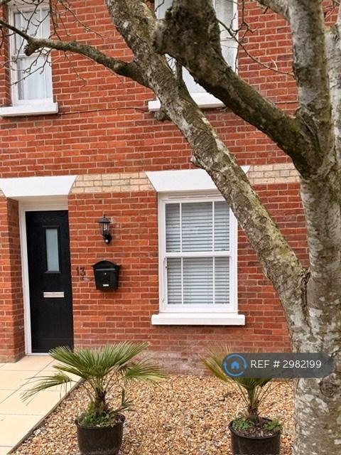 2 bedroom flat in Meeting House Lane, Ringwood, BH24 (2 bed) (#2982199)