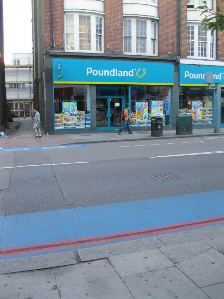 TOOTING BRODWAY FLAT WITH PRIV ROOF TERRACE,SHOPS,RESTAURANT,SCHOOLS ETC SUIT PROFESSIONALS COUPLES