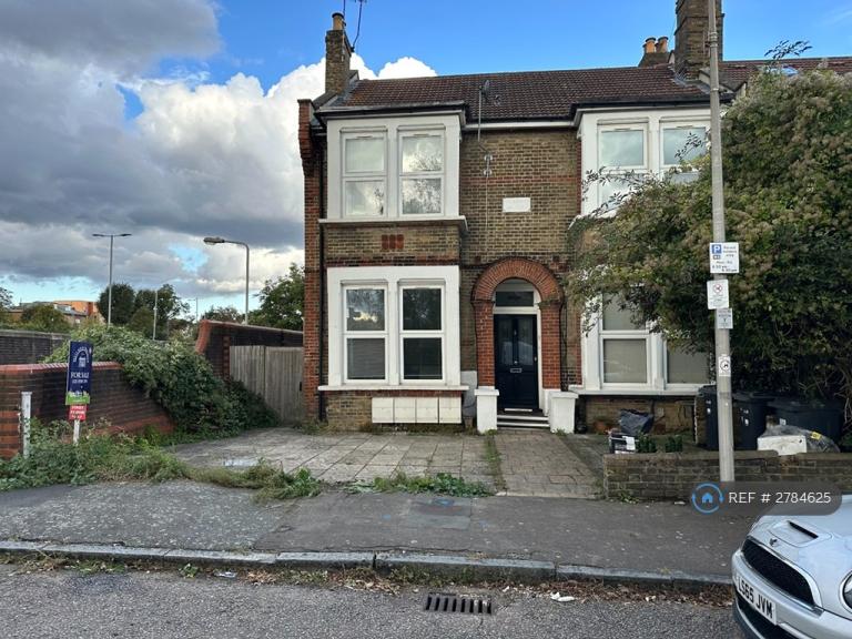 2 bedroom flat in Selsdon Road, London, E11 (2 bed) (#2784625)
