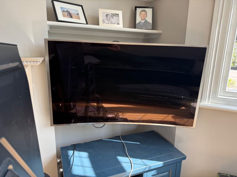 Samsung 48” Curved 4K Smart TV with controller and one connect box