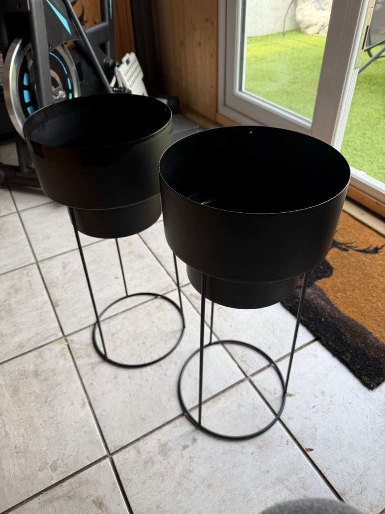 2 metal plant pot stands