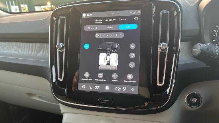  Volvo XC40 2.0 B4 MHEV Ultra Bright DCT Auto Euro 6 (s/s) 5dr Petrol/Electric Hybrid Automatic