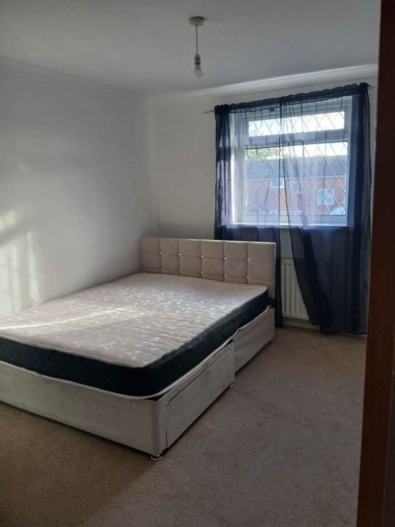 A DOUBLE BEDROOM TO SHARE 