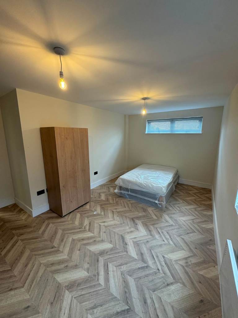 Studio to Rent in Weybridge KT13 8AU
