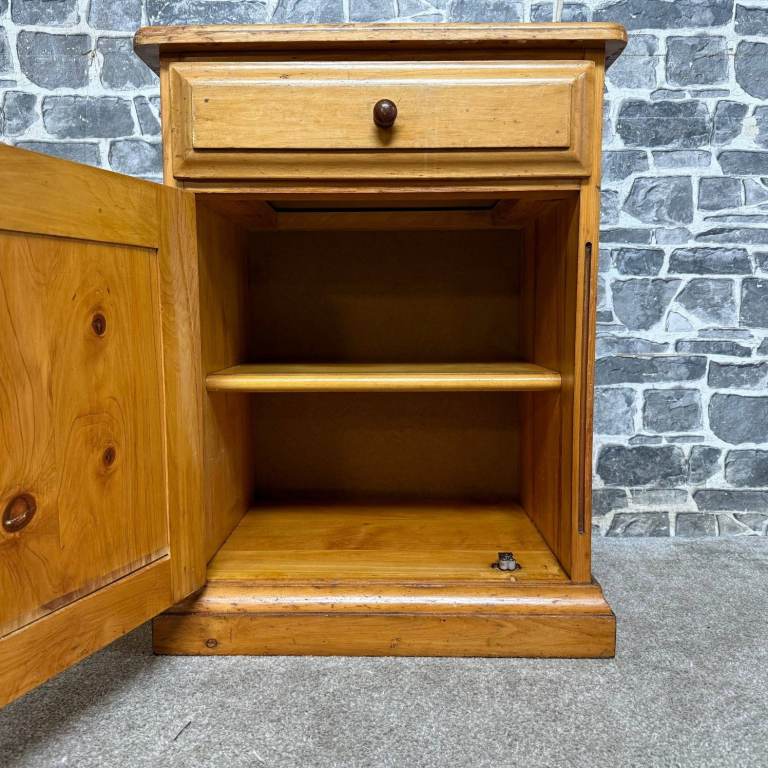 Country Collectibles Pine Bedside Cabinet – Drawer & Cupboard Storage