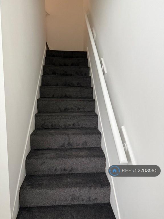 2 bedroom flat in Hanbridge Avenue, Newcastle-Under-Lyme, ST5 (2 bed) (#2703130)