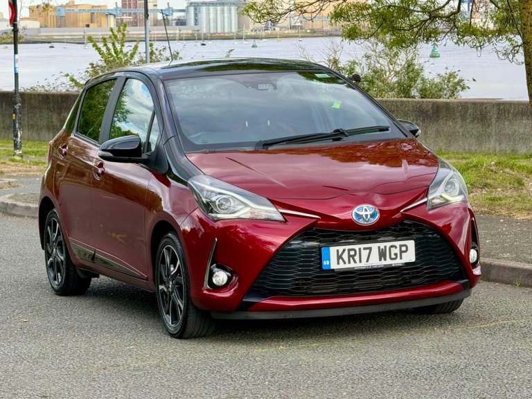 2017 Toyota Yaris 1.5 VVT-h Blue Bi-Tone E-CVT Euro 6 (s/s) 5dr HATCHBACK Petrol/Electric Hybrid ...