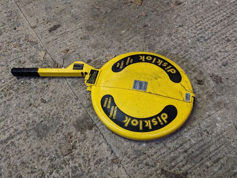 Disklok Stearing Wheel Immobiliser, size Large 42-44cms