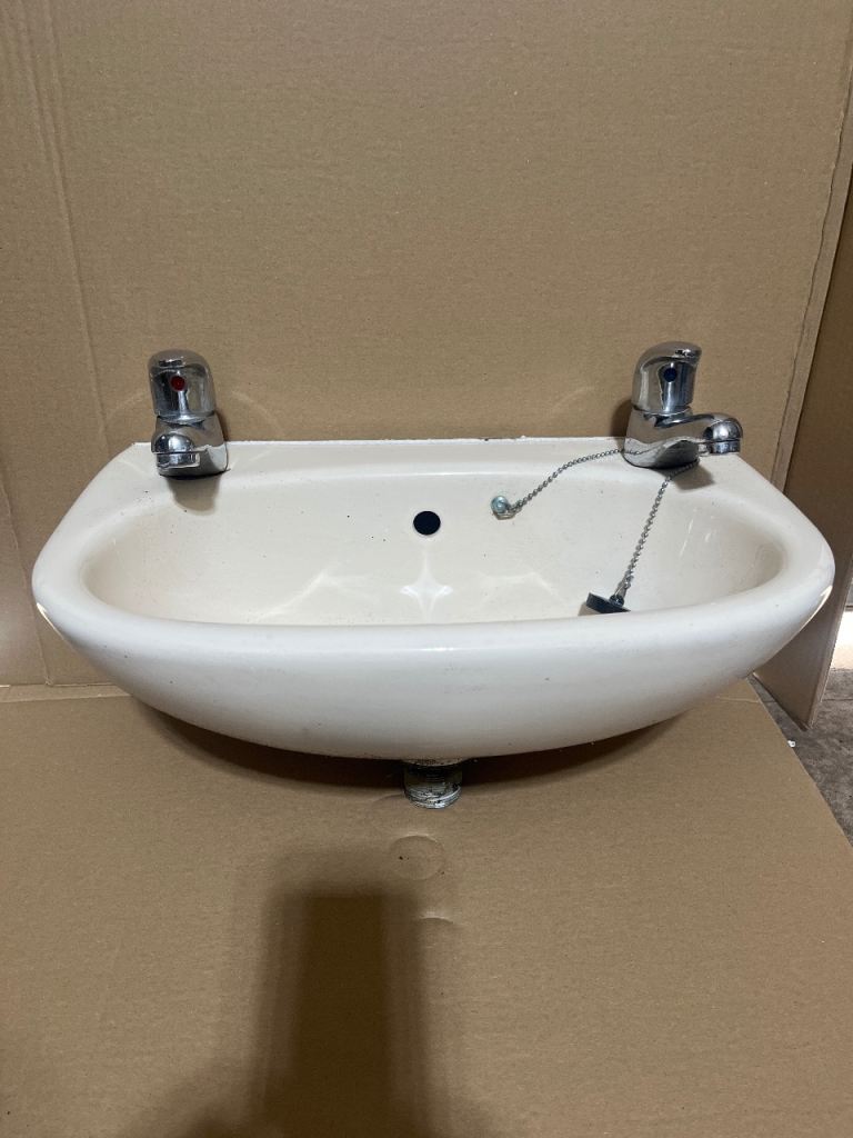 Small sink and taps 