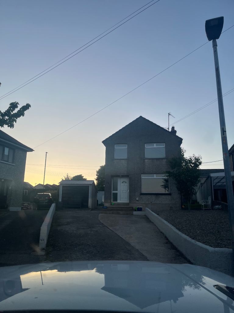 3 bedroom detached house with garden and garage
