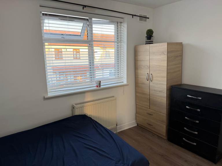BIG SIMPLE DOUBLE Room (AVAILABLE NOW) in ILFORD, E12 6JW for £695pcm.. ALL BILLS INCLUDED