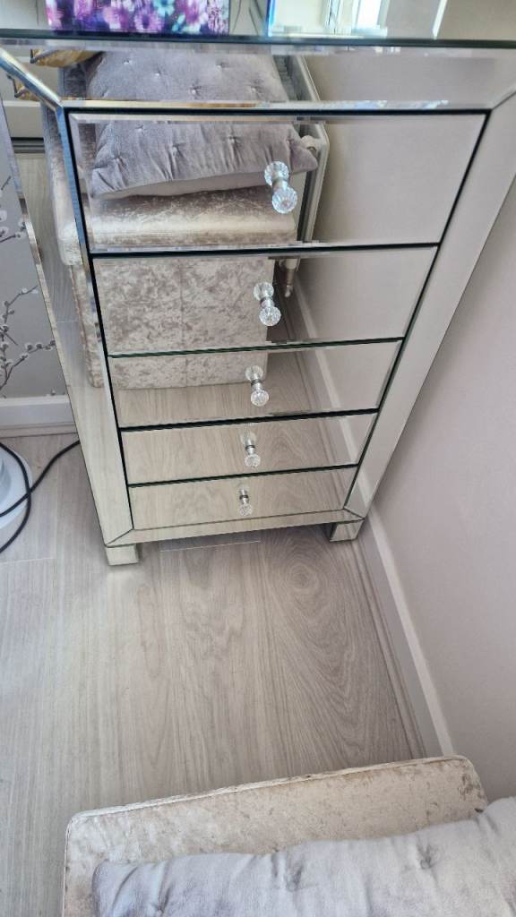 Mirrored Chest of Drawers – Good Condition