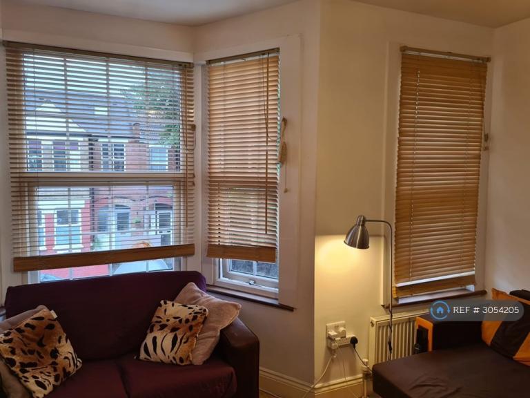 2 bedroom flat in Chapter Road, London, NW2 (2 bed) (#3054205)