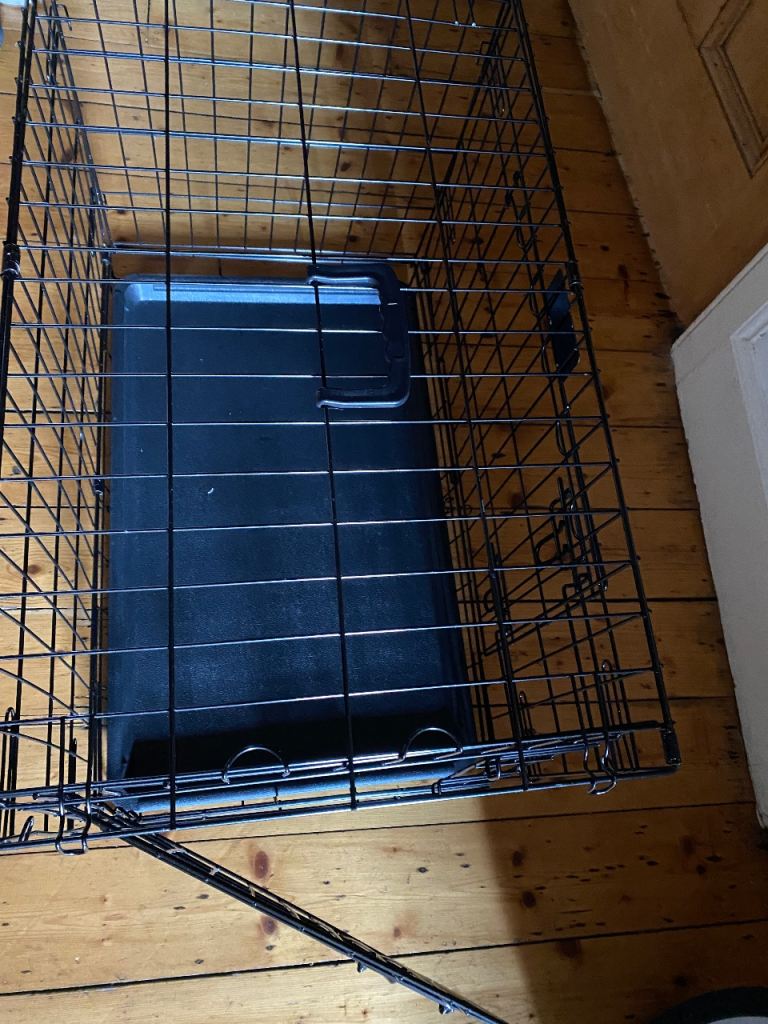 Large Black Metal Dog Crate with Tray – Good Condition