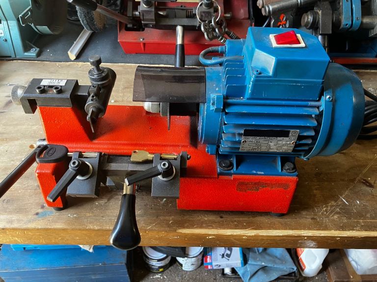 FORD SCORPIO AND AVA KEY CUTTING MACHINE