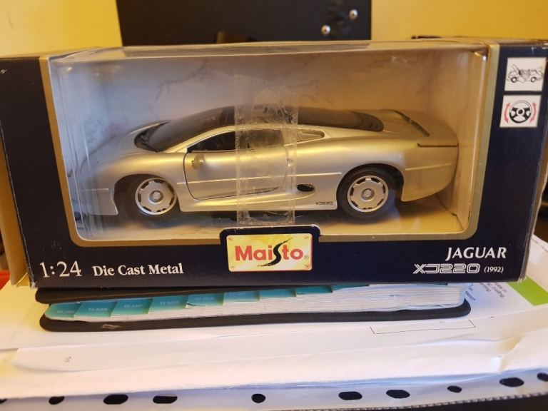Vintage Classic Jaguar XJ 220 - 1-24 Scale Model , Silver Boxed New