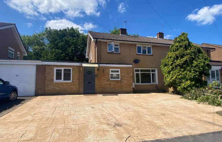 Double Room to Let in Applegarth Avenue