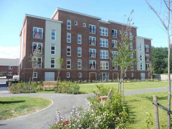 **NOW LET** STUDIO TO RENT £800 PER MONTH 