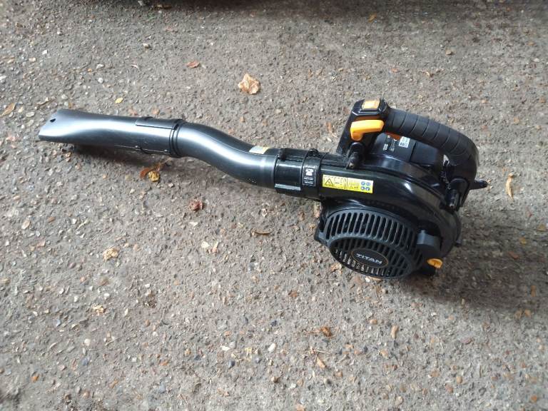 Petrol leaf blower Titan with 2 stroke engine easy to start good condition good working order 