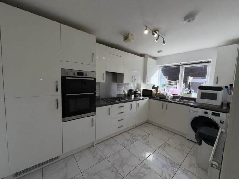 Full Kitchen Units and Appliances – White Gloss, Good Condition