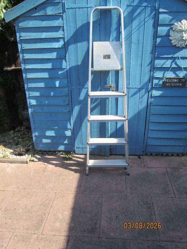 Sturdy Aluminium Step Ladder with Top Platform – Good Condition