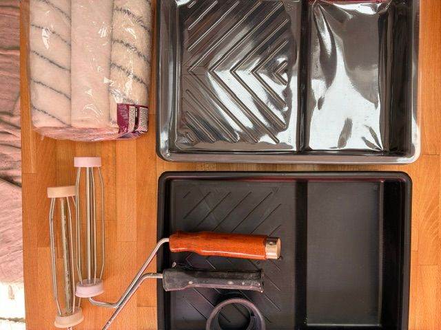 Paint Roller Sets with Trays and Rollers (x2) plus extension pole to 2m