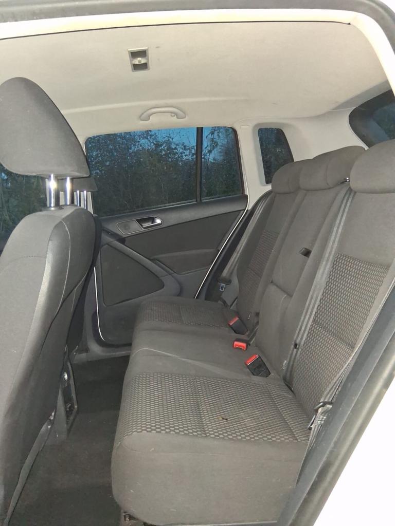 2011 Volkswagen Tiguan 2.0 TDI BLUEMOTION TECH S SIX SPEED MANUAL PEARL WHITE ESTATE Diesel Manual