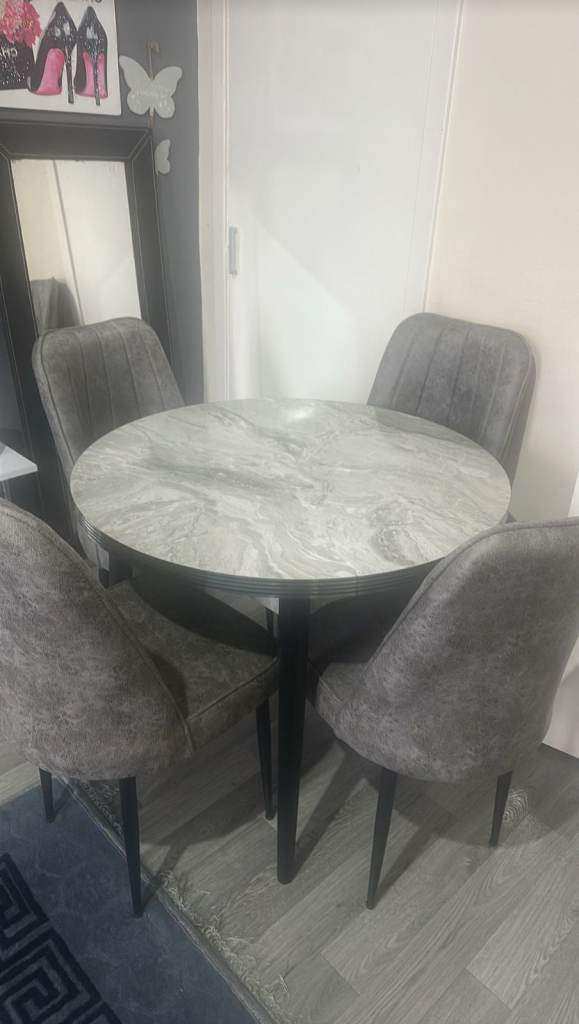 *Luxury Marble‑Effect Dining Set — Velvet Chairs Included* ✨