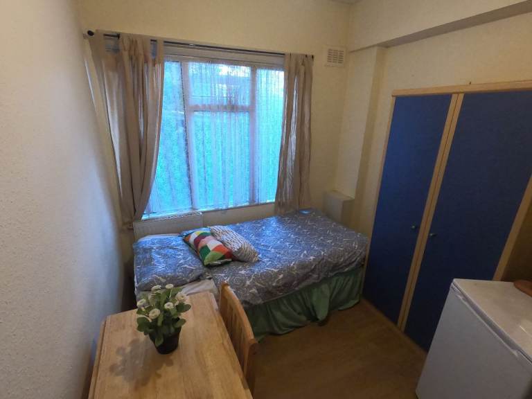 A spacious and bright room to rent in Cricklewood on Anson Road.