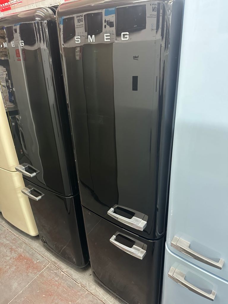 BLACK SMEG FAB32 FRIDGE FREEZER (LEFT HAND HINGE)