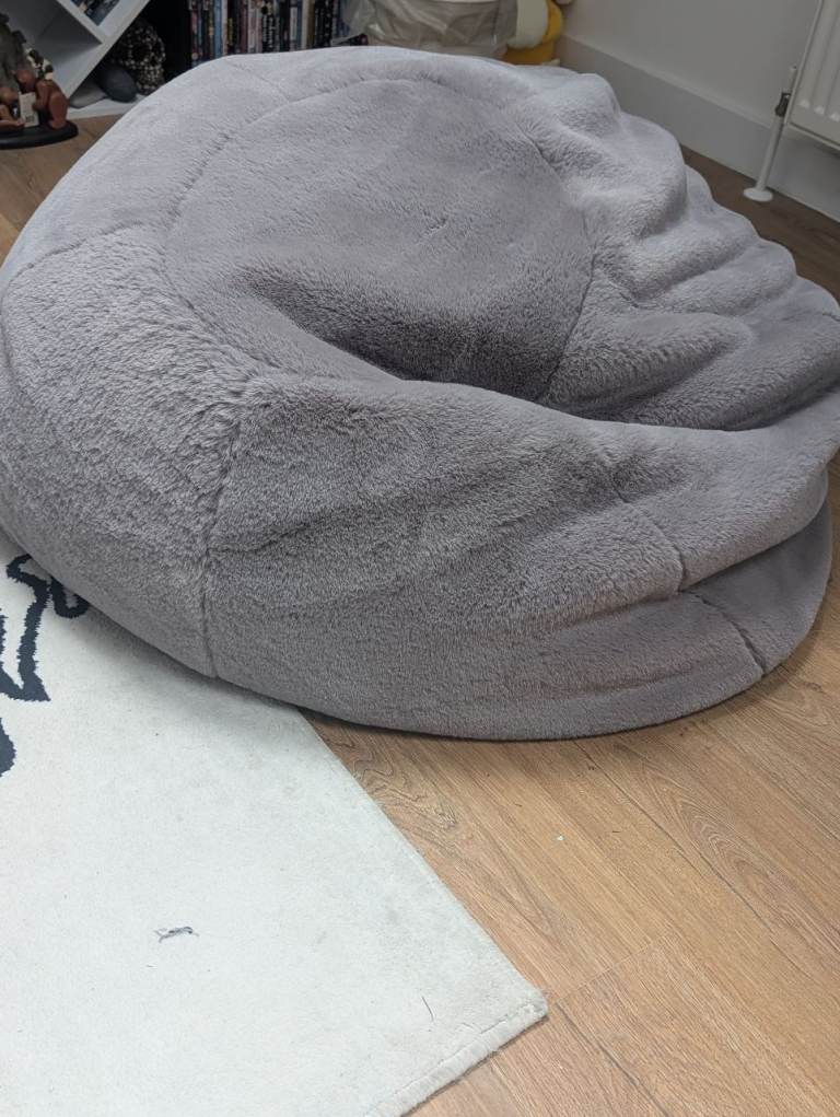 Soft bean bag chair, like new. Only used once 