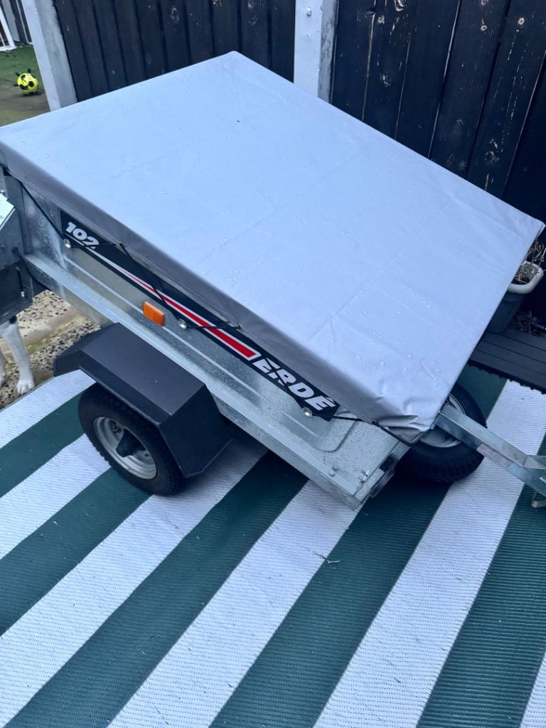Erde 102 trailer with waterproof covee