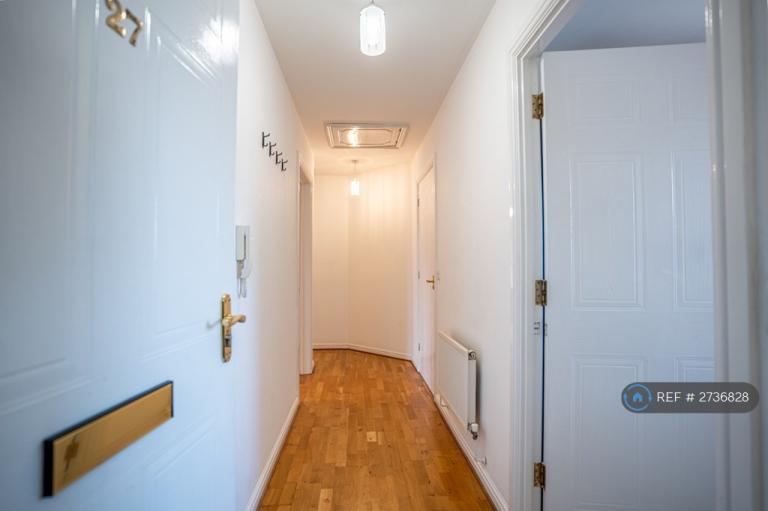 3 bedroom flat in Goodwin Close, Chelmsford, CM2 (3 bed) (#2736828)