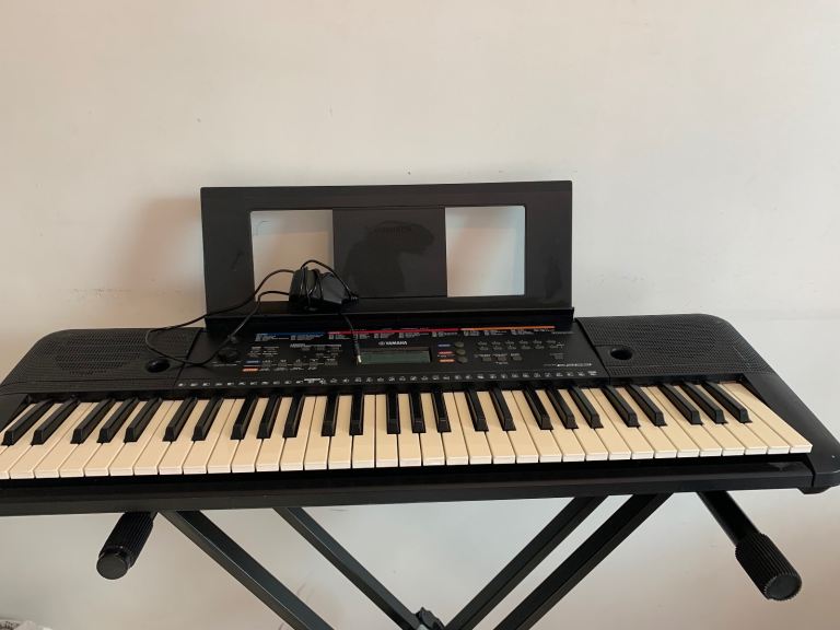 Yamaha piano/ keyboard
