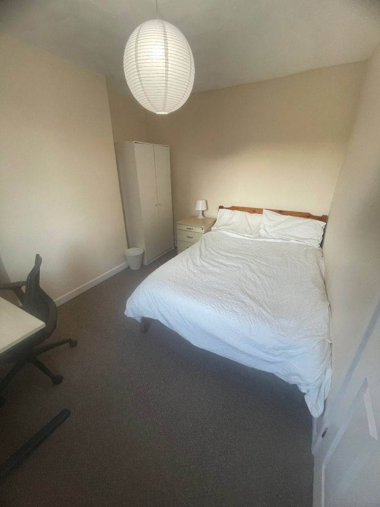 Large Double Bedroom in Shared Home in Banbury