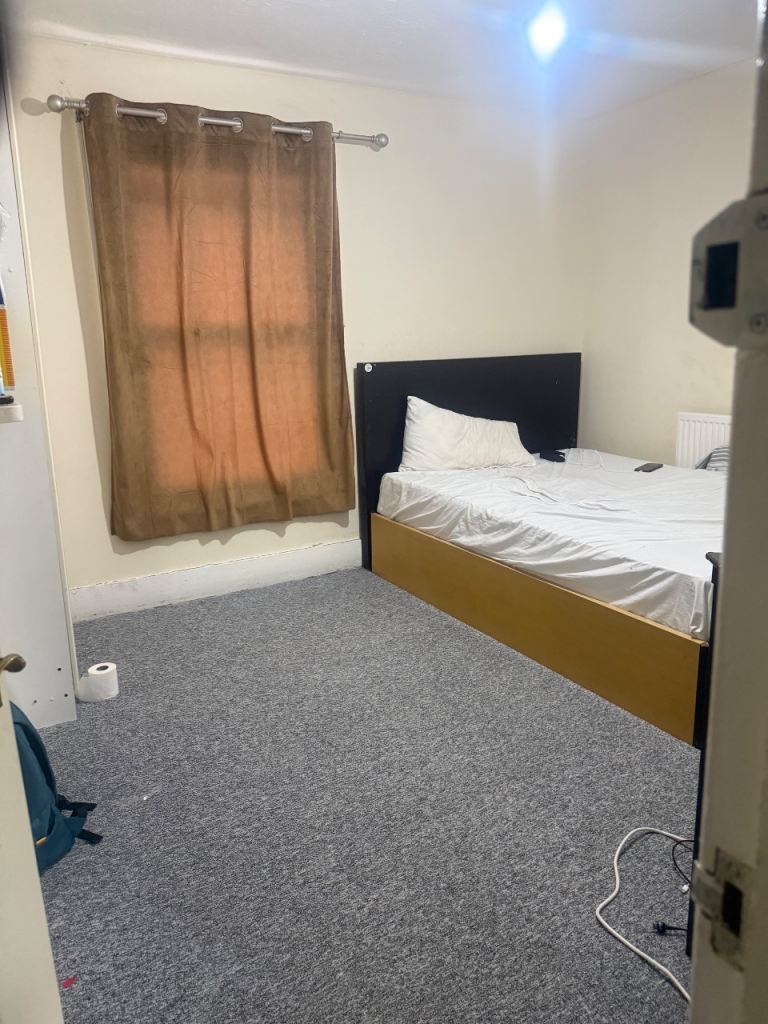 * Furnished Double Room to Rent Near Reading Town Centre – All Bills Included